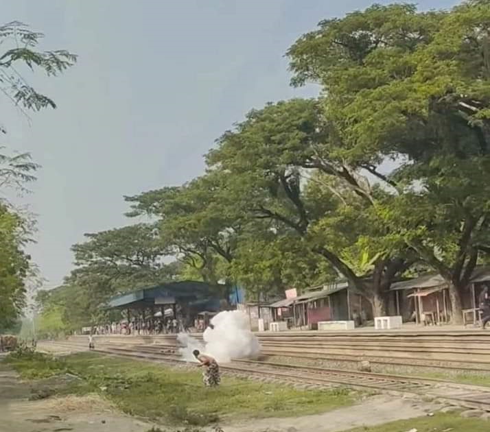 নাচোলে মামা-ভাগ্নের পারিবারিক দ্বন্দের জেরে সংঘর্ষে মহল্লায় হামলা,ককটেল বিস্ফোরণ,বাড়ি ভাংচুর,লুটপাট